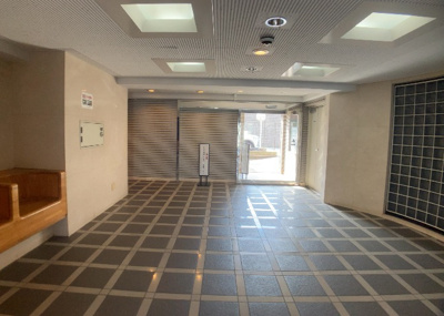 【ロビー】 | ライオンズヒルズ町田第二 | ロビーというと、エントランスと何がちがうの？と思いますよね。実はロビーとエントランスには明確な決まりはありません。物件によっては、エントランスを入って広がるある程度の広さのある空間がロビーとなります。