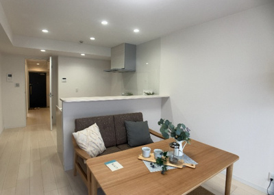 【ダイニング】 | ライオンズヒルズ町田第二 | ダイニングは、食事や家族の団らんスペースとしてだけではなく、ほかの用途としても使用することができます。ダイニングテーブルを置き、食事のためのスペースを作ることでリビングとの差別化を図ることができます。