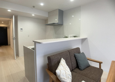 【キッチン】 | ライオンズヒルズ町田第二 | L型アイランドタイプは、キッチンからダイニングにもリビングにも目が行き届くので、とても使いやすい配置です。L字型独立タイプは、キッチンを独立させてるためLDKというよりもLDといった様なイメージです。