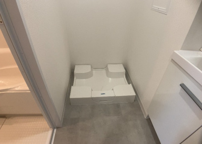 【ランドリースペース】 | ライオンズヒルズ町田第二 | ランドリースペースも気になります。洗濯機置場があり「洗う、干す、取り込む、アイロンがけ、たたむ」など、洗濯に関する家事をするための空間です。広さや収納など付帯設備も含めて、詳細は現地でご確認ください。