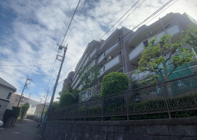 【構造・工法・仕様】 | ライオンズヒルズ町田第二 | ＲＣ造、Reinforced Concreteは直訳すると補強されたコンクリートです。主に柱や梁・床・壁が鉄筋とコンクリートで構成おり、鉄筋を組んだ型枠にコンクリートを流し込んで固めたものを指します。