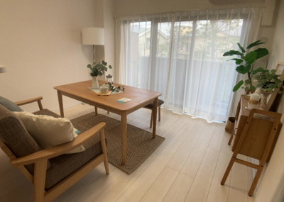 【居間・リビング】 | ライオンズヒルズ町田第二 | リビングの間取りの種類は大きくわけてリビングとダイニングが別になっているタイプ、リビングダイニング一体型です。どちらも一長一短ですので、家を選ぶ時はその両面をチェックして決めるようにしましょう。