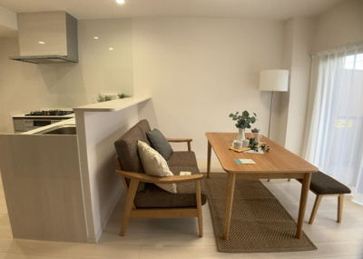 【居間・リビング】 | ライオンズヒルズ町田第二 | 直線タイプはLとDKを一直線に並べた形で対面キッチンのタイプです。一般的なのでよく見かけるかもしれません。直線タイプに似た直接アイランドタイプは、キッチンとダイニングの間に壁がない分広く感じられます。