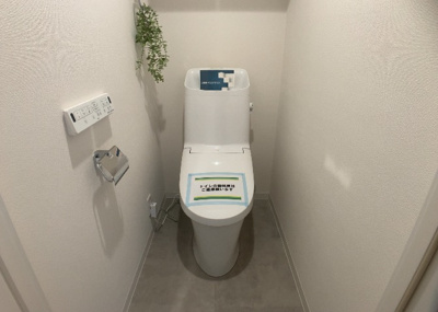 【トイレ】 | ライオンズヒルズ町田第二 | トイレは大きさや形、機能、抗菌性などが異なる多種多彩なタイプが各メーカーから出ています。それぞれに良さがあるため、事前にどういったタイプのトイレがいいのかをご家庭内で決めて、内見に行くといいでしょう。