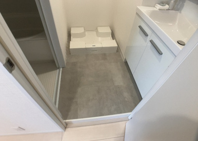 【脱衣所】 | ライオンズヒルズ町田第二 | 洗面脱衣所は「体を綺麗に整える場所」という目的と役割を持っています。そして便利で使い勝手のいい「体を綺麗に整える場所」にするためには、配置や動線、照明や収納計画をしっかりと検討しておく必要があります。