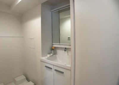 【独立洗面台】 | ライオンズヒルズ町田第二 | 洗面化粧台では顔を洗ったり、身だしなみを整えることが本来の使い方ですが、用途によっては洗面化粧台に求められる機能が違ってくるため、ご自身や家族のライフスタイルに合ったものを選ぶことをおすすめ致します。