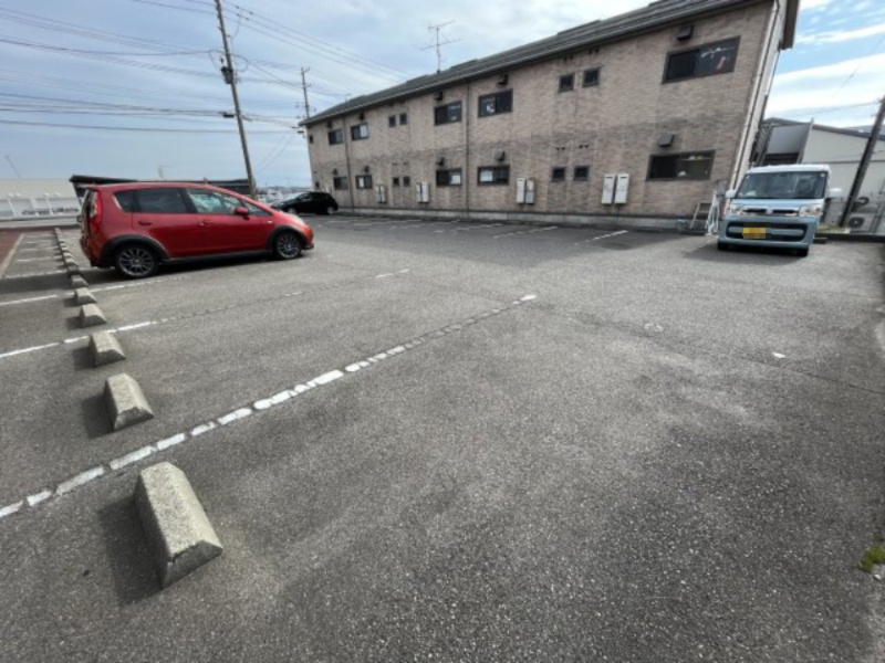 ロイスライブK　A棟　B棟（20世帯中20世帯入居）の駐車場|1住戸1台確保できます(^^♪
