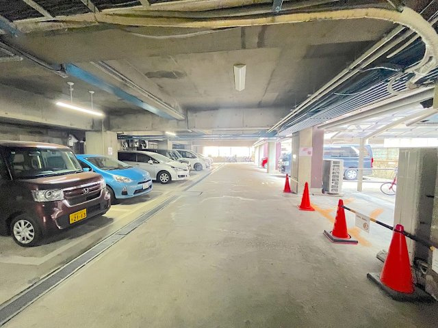 皐月マンション那の川の駐車場