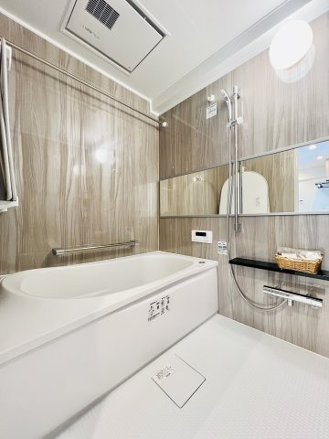 サンクレイドル高崎ガーデンコートの浴室|横長の鏡が高級感を演出するユニットバスでゆったりくつろげる空間を♪