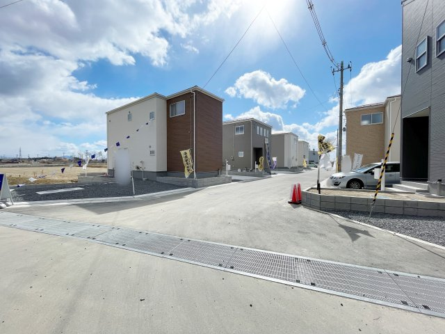新築戸建・建売　郡山市日和田高倉　Livele Garden　全12棟の前面道路含む現地写真