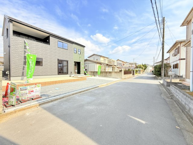 茨城町長岡3期　新築戸建の前面道路含む現地写真