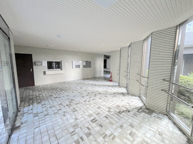福岡市南区三宅３丁目の中古マンションのエントランス