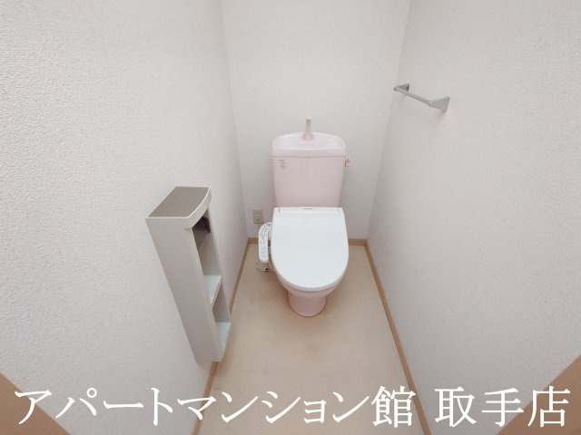 シャーメゾン白山のトイレ|脇壁にリネン棚があります