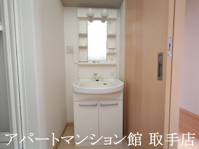 シャーメゾン白山の独立洗面台|洗面所と玄関ホール間に引き戸あります