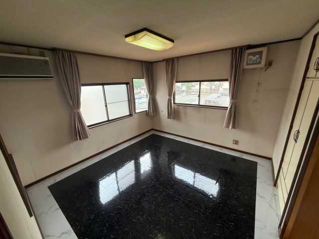 北足立郡伊奈町大字小室　中古戸建の洋室|ゆったりした洋室です