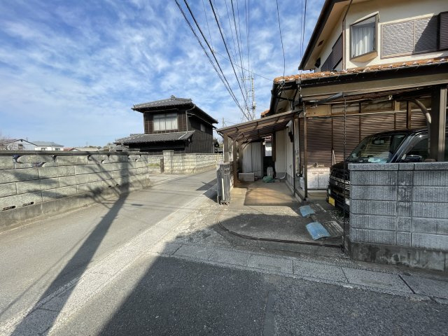北足立郡伊奈町大字小室　中古戸建の前面道路含む現地写真