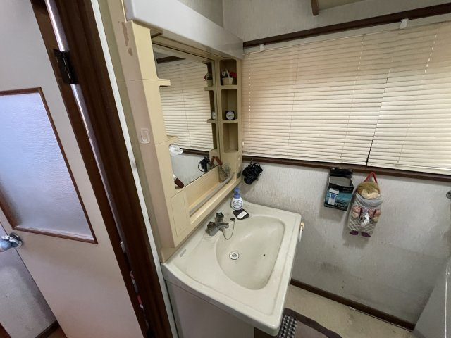 北足立郡伊奈町大字小室　中古戸建の独立洗面台|独立洗面台、朝の身支度には欠かせません