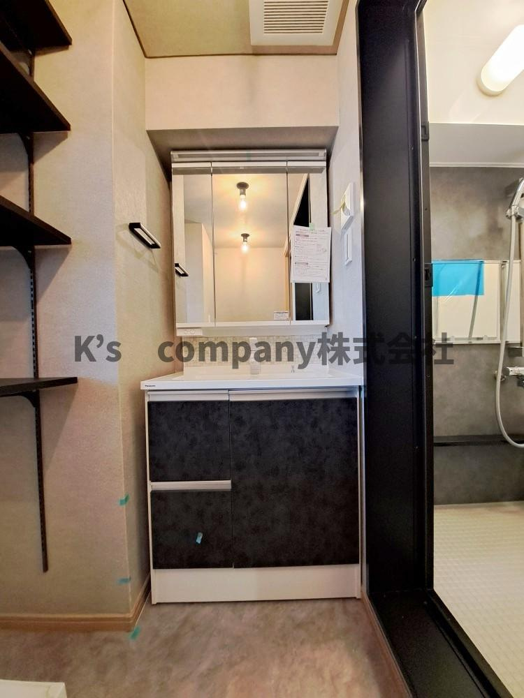 ●茅ヶ崎市緑が浜　オクトピア緑が浜　の独立洗面台|三面鏡の内側には小物収納が充実しています◇