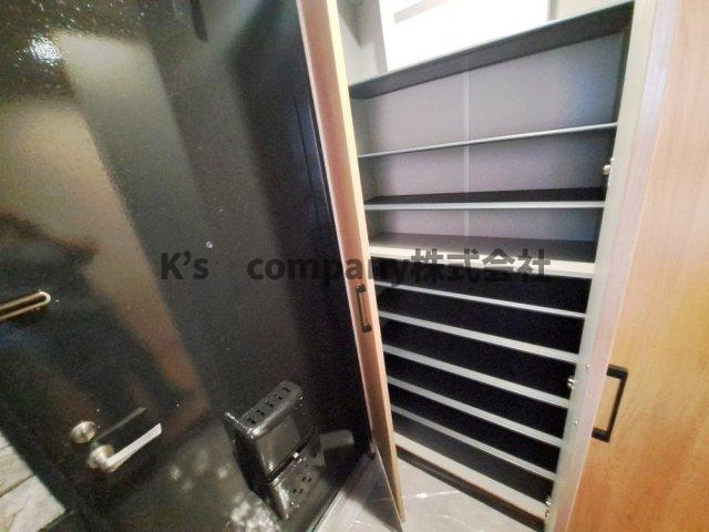 ●茅ヶ崎市緑が浜　オクトピア緑が浜　の収納|玄関横には収納力のあるシューズインクローゼット☆