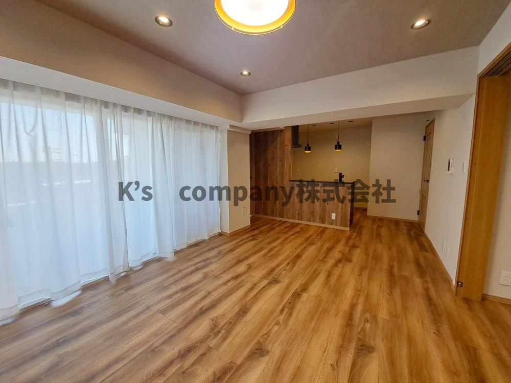 ●茅ヶ崎市緑が浜　オクトピア緑が浜　の居間・リビング|リビングには幅の広い大きな窓が付いていて明るいご家族の憩いのスペースになります◇