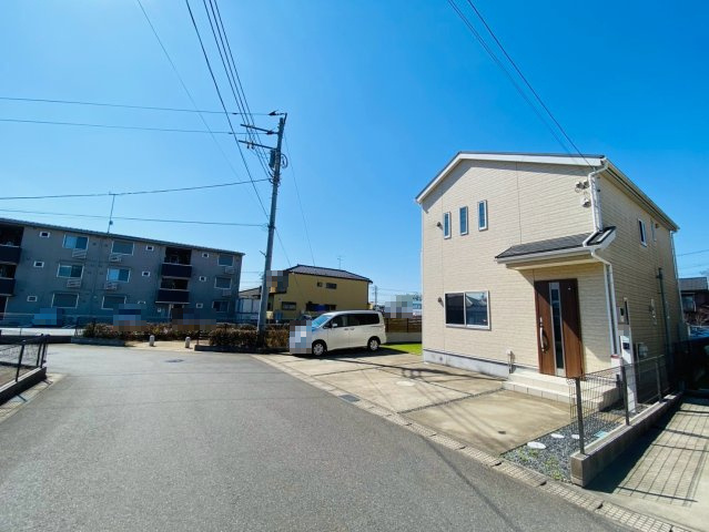 築浅　富里市七栄中古戸建の前面道路含む現地写真