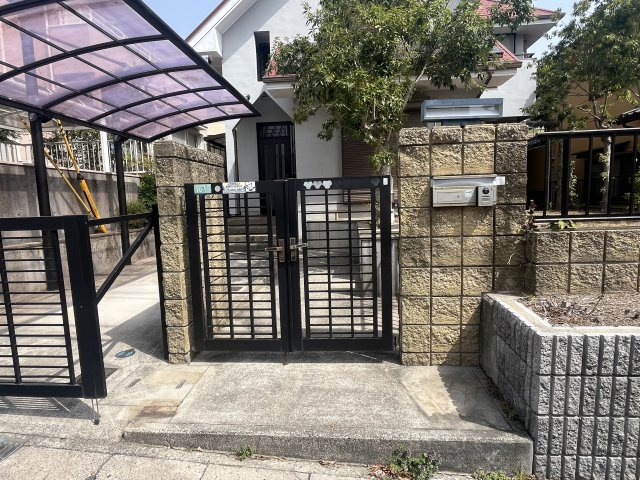 つつじが丘南2丁目戸建てのエントランス