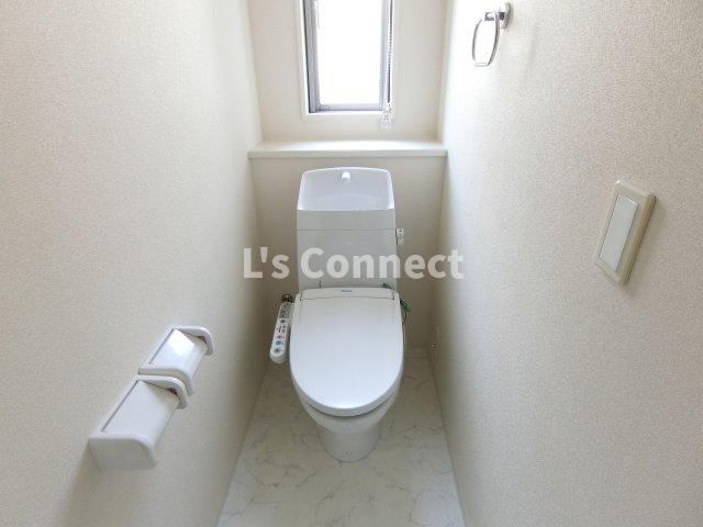 【トイレ】 | ラトゥールⅢ | 温水洗浄便座付きのトイレ。