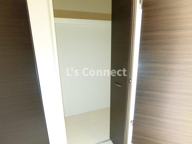 【設備】 | ラトゥールⅢ | 廊下にも収納付き。