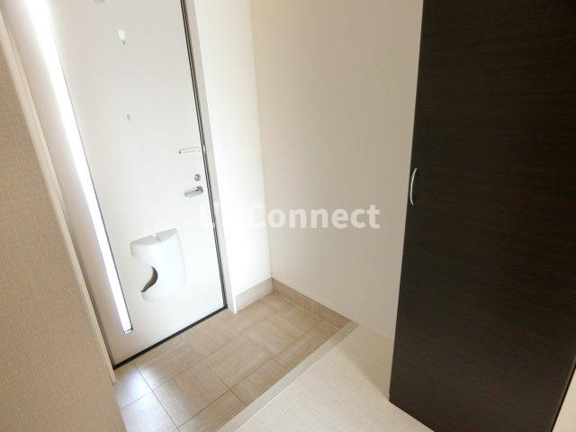 【玄関】 | ラトゥールⅢ | 背の高い下駄箱で靴も収納できます。