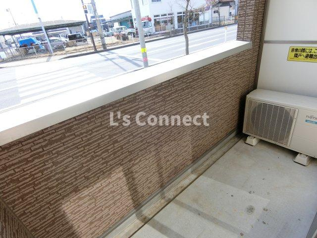 【バルコニー】 | ラトゥールⅢ | 晴れた日には洗濯物もたくさん干せます。