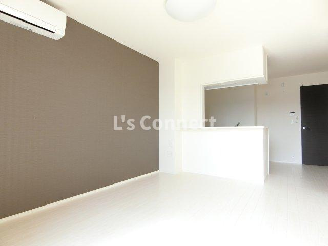 【居間・リビング】 | ラトゥールⅢ | アクセントクロス仕様のＬＤＫ。