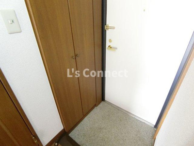 【玄関】 | プログレス八乙女 | 背の高い下駄箱で靴も収納できます。