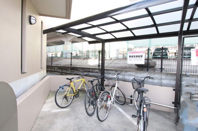 屋根付き駐輪場です♪