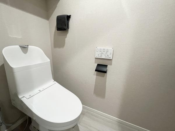 【トイレ】 | グリーンコート藤が丘イクシーズ | 明るくて広い落ち着いた色合いのトイレです
保温・洗浄機能付きです