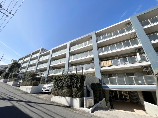 【外観】 | グリーンコート藤が丘イクシーズ | 車通りも少ない閑静な住宅街です！
陽当たりも良くスタイリッシュなたたずまいです