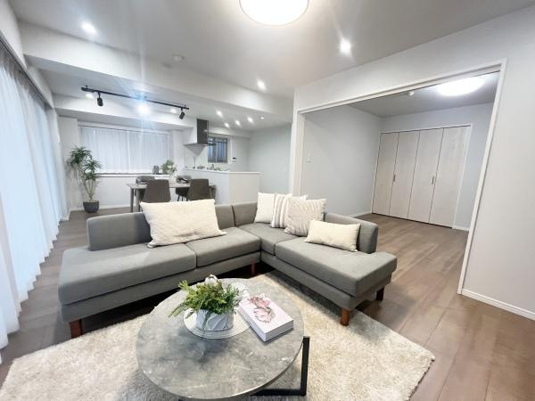 【居間・リビング】 | グリーンコート藤が丘イクシーズ | リビングは明るく広々としております。
窓も二重サッシになっておりますので外の音も気にならないと思います