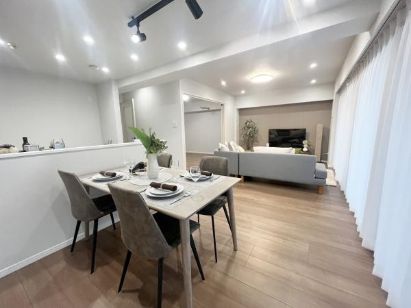 【居間・リビング】 | グリーンコート藤が丘イクシーズ | みんなが集うLDKはあたたかい日差しが入り込み、自然と楽しい会話が弾む幸せな空間に