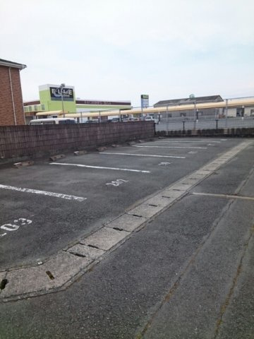 コートセゾンの駐車場