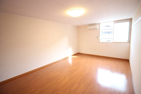 レオパレスかりんの居間・リビング|同タイプ写真の為、現況優先致します。