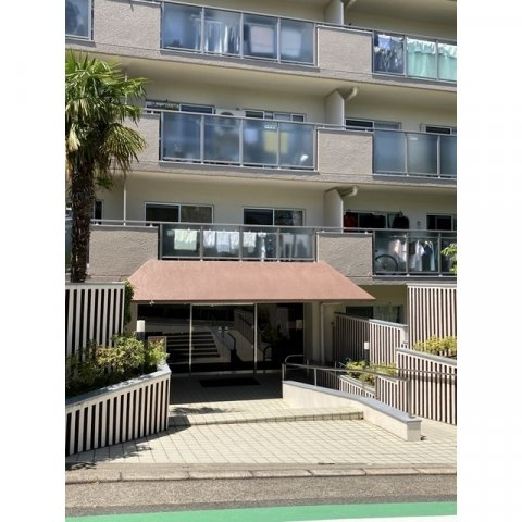 パラツィーナセシリア第二甲陽園のエントランス|ゆとりのあるエントランスです