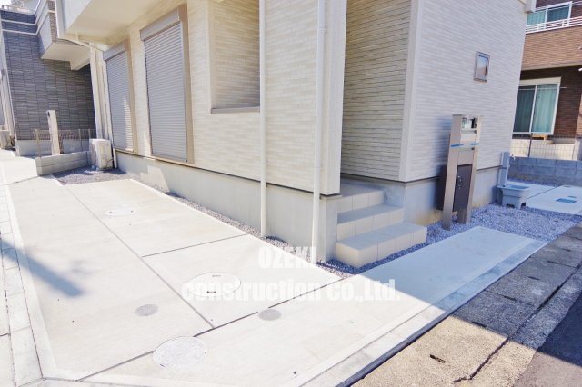 BLOOMING　MAISON　越谷市大里の駐車場