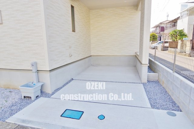 BLOOMING　MAISON　越谷市大里の駐車場