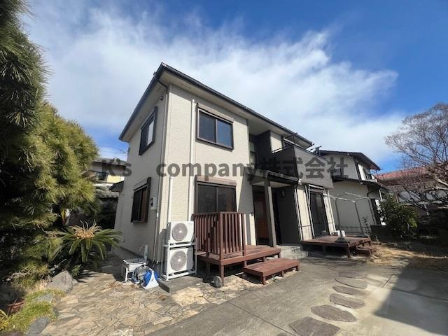 ■寒川町岡田8丁目　中古戸建の外観|外観写真☆あると嬉しい夏の暑い時期に特に重宝する日よけシェードがリビング側のウッドデッキの上部に備わっています♪