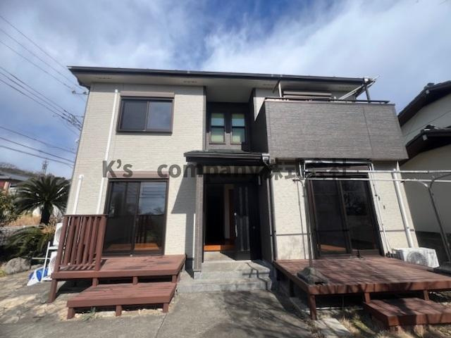 ■寒川町岡田8丁目　中古戸建の外観|南側からの外観写真☆ウッドデッキが2か所あり、天候によって窓を開けて外の風を感じる事ができます♪準防火地域に位置し、防火構造の建物になっています◇