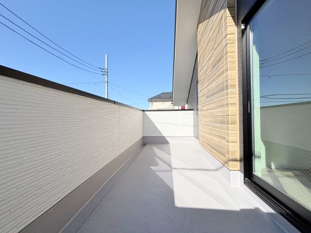 練馬区石神井台8丁目 限定1棟のバルコニー|西側に面したワイドバルコニー
毎日のお洗濯も快適に干すことができます