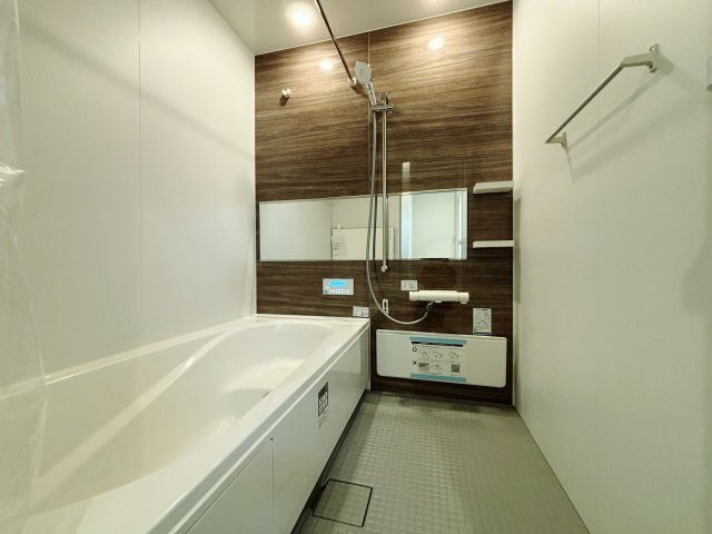 練馬区石神井台8丁目 限定1棟の浴室|木目調が美しい浴室
一坪タイプの浴室は足を伸ばしてゆっくりバスタイムを楽しめます
浴室換気乾燥機が標準装備です