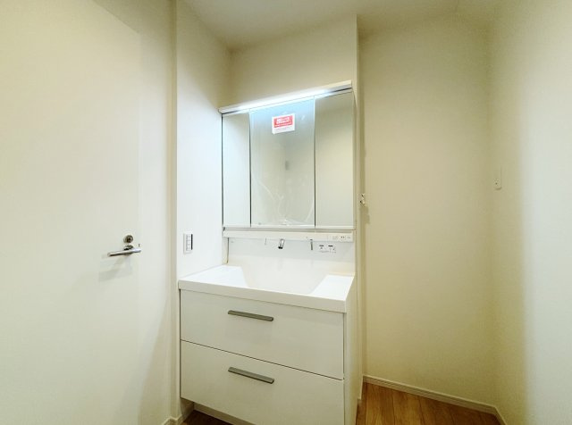 練馬区石神井台8丁目 限定1棟の独立洗面台|使いやすい三面鏡の洗面台
鏡裏やベースキャビネットなど収納が豊富なので水回りをキレイにお使い頂けます