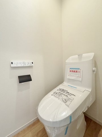 練馬区石神井台8丁目 限定1棟のトイレ|1階トイレ
トイレは1階と2階それぞれ設置しています