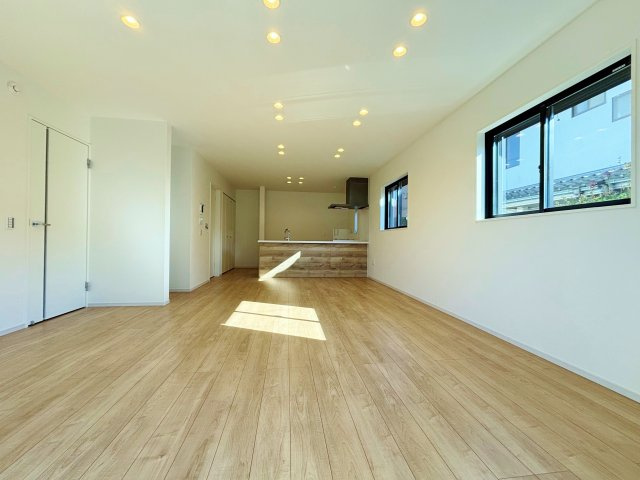 練馬区石神井台8丁目 限定1棟の居間・リビング|家の中心でもあるLDKは20.4帖の開放感
整形のリビングは家具のレイアウトもしやすいです
足元には床暖房を2面設置しています