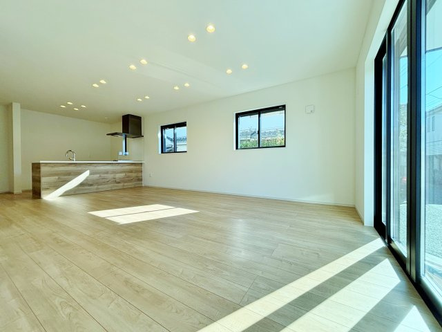 練馬区石神井台8丁目 限定1棟の居間・リビング|多面開口の明るく快適な20.4帖の開放感あふれる空間
足元には頭寒足熱で理想的に空間を暖める床暖房を設置しています